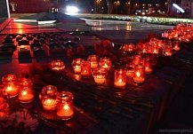 В Пензе зажгли свечи памяти и воссоздали силуэт танка