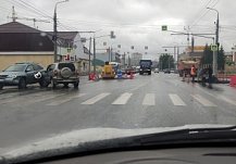 К затрудняющей движение яме на перекрестке в Терновке добавилось ДТП