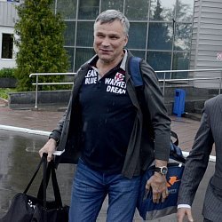В Пензу главный тренер «Дизеля» Андрей Сидоренко прилетел на красном самолете 