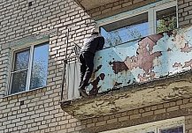 На улице Экспериментальной в Пензе мужчина упал с балкона