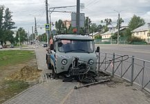 В пензенской Терновке спецавтомобиль провалился в яму на тротуаре