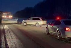 На трассе в Каменском районе снегоуборщик достал внедорожник из сугроба