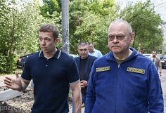 Губернатор Олег Мельниченко проконтролировал благоустройство двора на улице Онежской