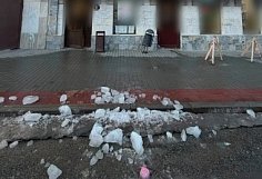 На улице Бакунина в Пензе ледяная глыба упала на 36-летнюю прохожую