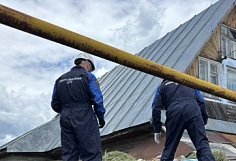 В Ахунах с крыши здания сняли тело мужчины