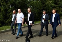Губернатор Олег Мельниченко осмотрел ДК, сквер и сельхозпредприятие в Вадинском районе