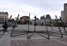 В Пензе началась установка главной новогодней елки