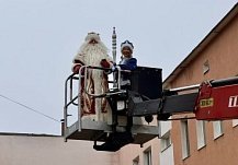 Дед Мороз и Снегурочка поднялись к окнам областной детской больницы в Пензе на автовышке