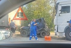 На трассе под Пензой иномарку зажало между двумя грузовиками