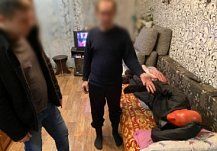 Жителя Кузнецка убили в доме возлюбленной и накрыли ковром