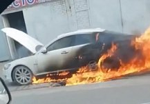 В Заречном загорелся автомобиль Jaguar