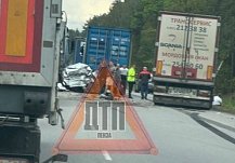 На трассе в Городищенском районе иномарку зажало между двумя фурами