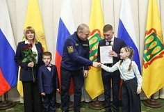 В пензенском правительстве состоялось вручение жилищных сертификатов и ключей от квартир