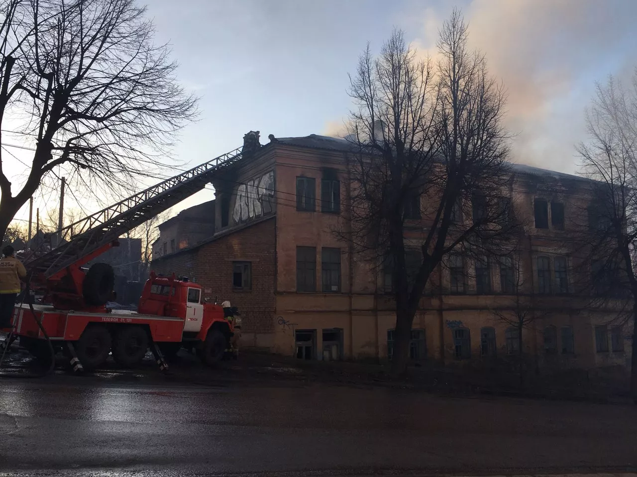 В Пензе на улице Володарского загорелся трехэтажный барак