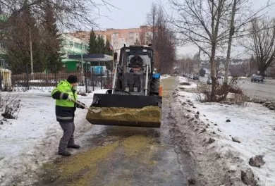 В Пензе гололед и подтопления устраняют 140 коммунальщиков