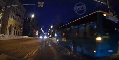 В Пензе водитель автобуса проехал на запрещающий сигнал светофора