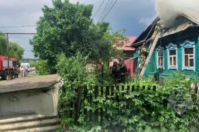 В селе Ульяновка Пензенской области от удара молнии загорелся частный дом