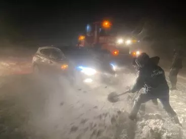 В Кузнецком районе 30 автомобилей застряли на трассе из-за снежной метели