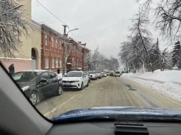 Пензенские водители не могут подняться по ледяной дороге на улице Лермонтова