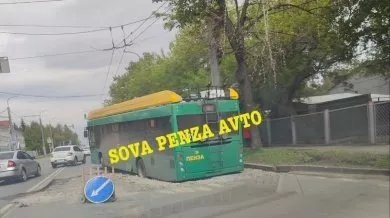 На улице Гагарина в Пензе троллейбус застрял в срезанном асфальте
